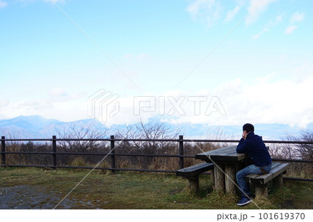 景色を眺める男性 101619370