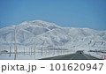 雪化粧した晴天の山と一本道 101620947