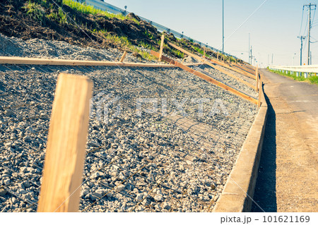 道路の法面を補強する工事 b-3 暖色寒色強調 道路の法面を補強する工事 b-3 暖色寒色強調 101621169