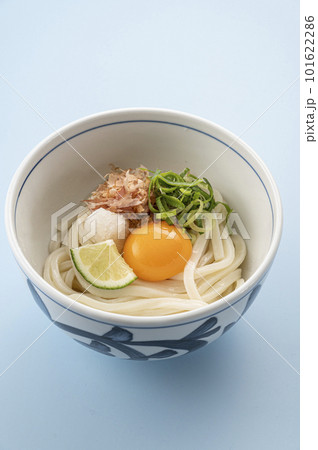 美味しいそうな冷たいぶっかけうどん 美味しいそうな冷たいぶっかけうどん 101622286