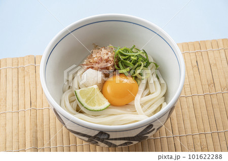 美味しいそうな冷たいぶっかけうどん 美味しいそうな冷たいぶっかけうどん 101622288