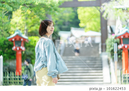 新緑の中を歩く女性　観光を楽しむ女性　観光地で散策する女性　休日に旅行する女性　 101622453