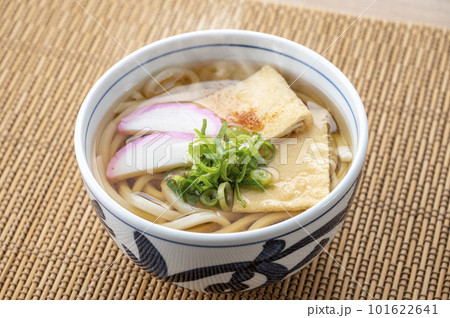 湯気をあげる温かいきつねうどん 101622641