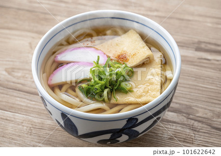 湯気をあげる温かいきつねうどん 101622642