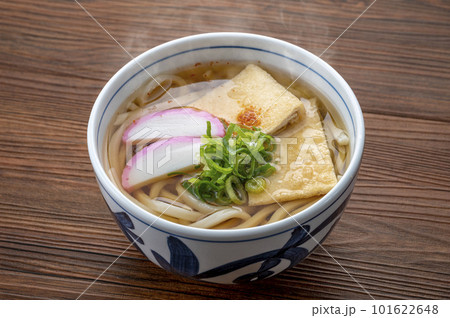 湯気をあげる温かいきつねうどん 湯気をあげる温かいきつねうどん 101622648