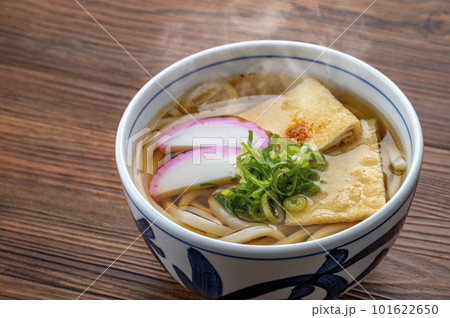 湯気をあげる温かいきつねうどん 101622650