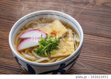 湯気をあげる温かいきつねうどん 101622651