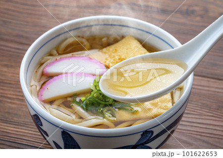 湯気をあげる温かいきつねうどん 湯気をあげる温かいきつねうどん 101622653