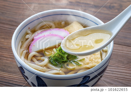 湯気をあげる温かいきつねうどん 101622655