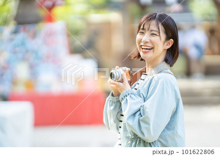 旅行する女性　観光地で写真を撮る女性　観光を楽しむ女性　観光地で散策する女性　休日に旅行する女性　 101622806