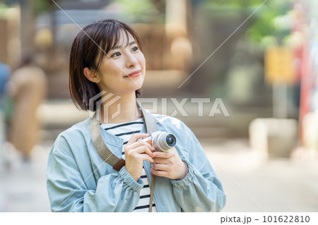 旅行する女性　観光地で写真を撮る女性　観光を楽しむ女性　観光地で散策する女性　休日に旅行する女性　 101622810