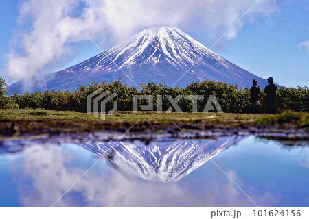 水に映る残雪の逆さ富士山 101624156