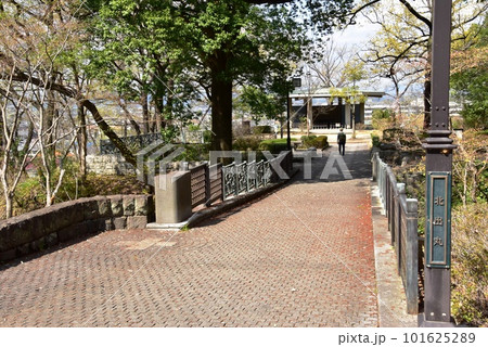 佐野市 城山公園(佐野城跡)散策路の新緑と北出丸 佐野市 城山公園(佐野城跡)散策路の新緑と北出丸 101625289