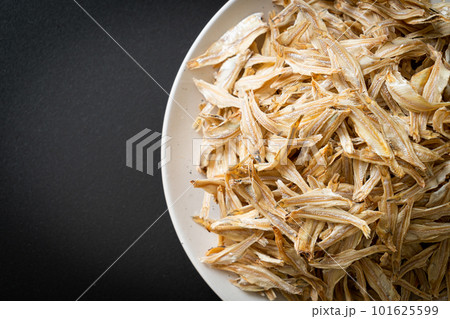 dried small crispy fish 101625599