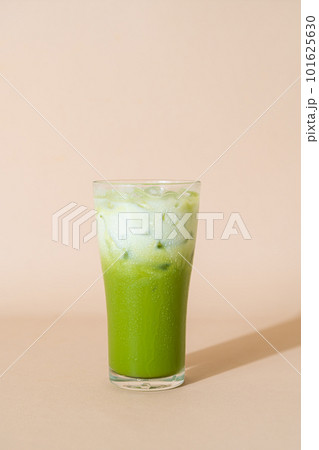 iced matcha green tea latte in glass 101625630