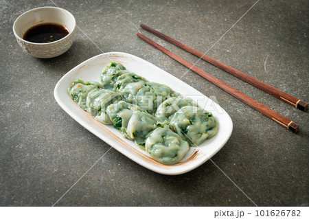 steamed chives dumplings with sauce 101626782
