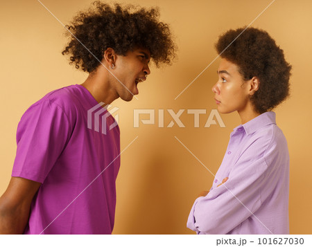 Husband and wife have problems and a difficult relationship 101627030