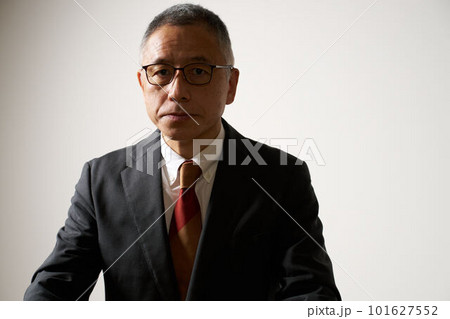 真剣な表情で視線を向けるスーツ姿のシニア男性 101627552