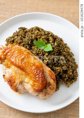 pesto fried rice with grilled chicken 101628478