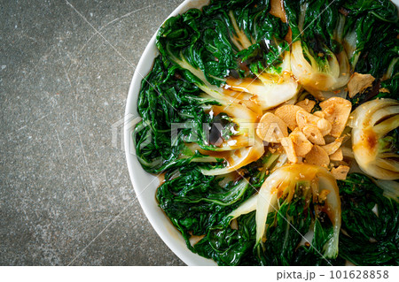 baby Chinese cabbage with oyster sauce and garlic 101628858