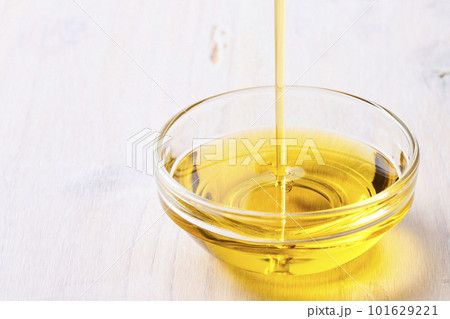 ガラス皿に注がれるオリーブオイル 101629221