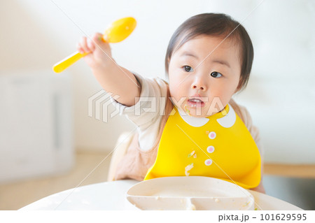 離乳食 一生懸命スプーンで食べる赤ちゃん エイエイオー 離乳食 一生懸命スプーンで食べる赤ちゃん エイエイオー 101629595