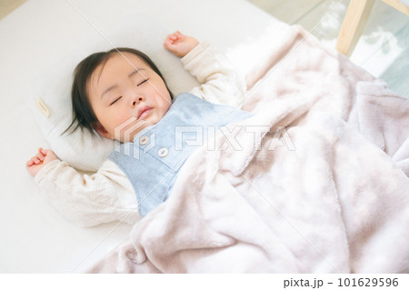 お昼寝する赤ちゃん お昼寝 バンザイ寝 お昼寝する赤ちゃん お昼寝 バンザイ寝 101629596