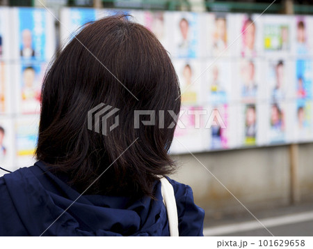 選挙のイメージ・ポスターを見る女性 選挙のイメージ・ポスターを見る女性 101629658