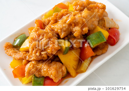 Stir fried sweet and sour sauce with pork 101629754