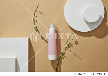 White rectangle and circle podiums with many sizes. Empty label pink jar for cosmetic product promotion. Flat lay 101629821