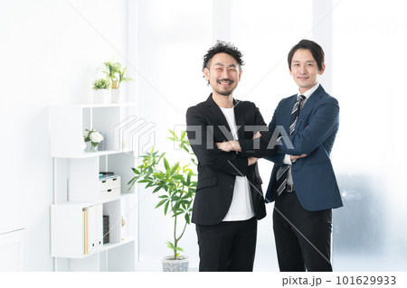 オフィスで働くビジネスマン オフィスで働くビジネスマン 101629933