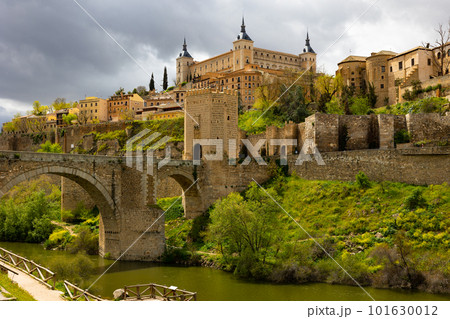 Alcantara bridge and Alcazar fortress, Toledo, Spain 101630012