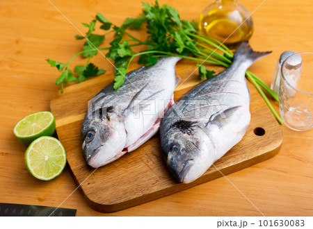 Raw dorado fish with cilantro and lime 101630083