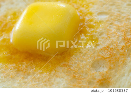 【食材】トーストの上でとろけるバター【食べ物素材】 101630537