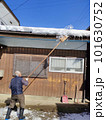 屋根の雪を落とす老人 101630752