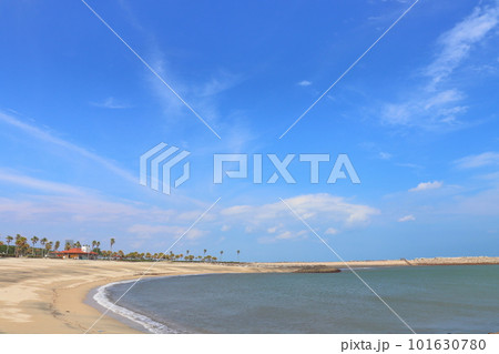 青空　雲　海　砂浜　防波堤 101630780