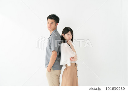 喧嘩をするカップル 男女 喧嘩をするカップル 男女 101630980