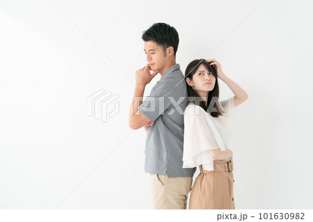 喧嘩をするカップル　男女 101630982
