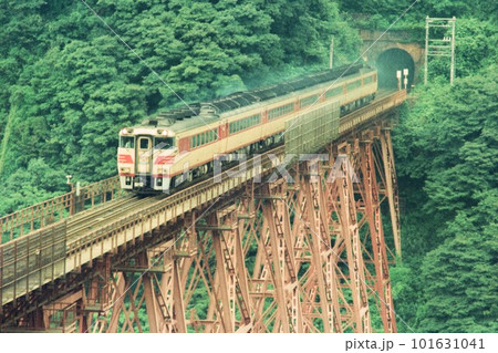 昭和の記録　ありし日の余部鉄橋を行く特急列車 101631041