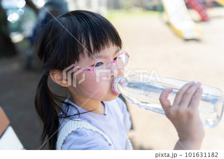 ペットボトルの水を飲む子供（熱中症対策・水分補給・夏） 101631182