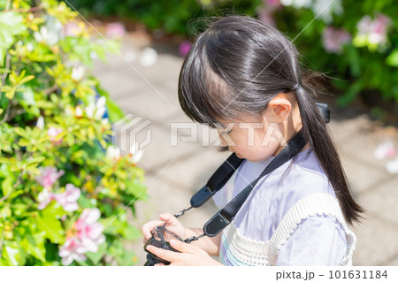 カメラで撮影した写真を確認する子供 カメラで撮影した写真を確認する子供 101631184