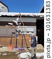 屋根の雪を落とす老人 101631383
