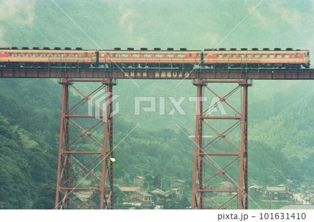 昭和の記録 ありし日の余部鉄橋を行く急行列車 昭和の記録 ありし日の余部鉄橋を行く急行列車 101631410