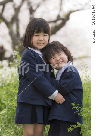 幼稚園の制服を着た姉妹と満開の桜 幼稚園の制服を着た姉妹と満開の桜 101631564