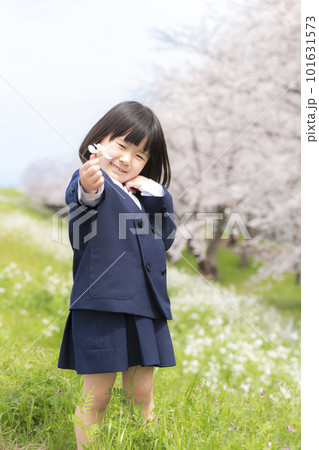 幼稚園の制服を着た年長の女の子と満開の桜の花の写真素材 [101631573] - PIXTA