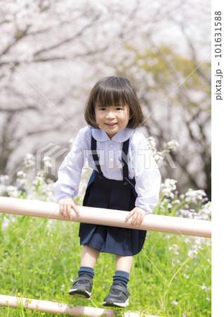 幼稚園の制服を着た年少の女の子と満開の桜の花の写真素材 [101631588] - PIXTA