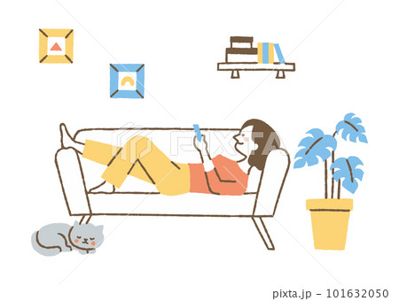 ソファーに横になってスマホを見ている女性_色 101632050