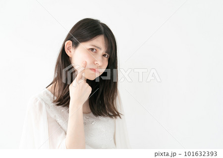 肌トラブルに悩む女性 101632393