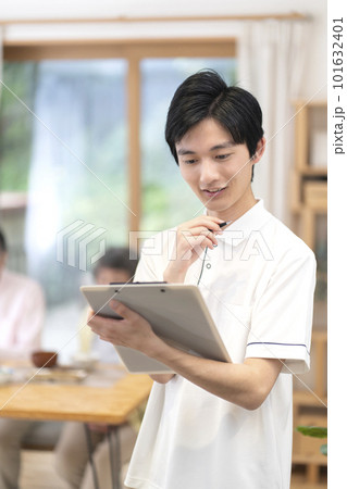 若い男性介護士 若い男性介護士 101632401