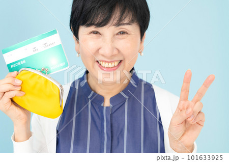 財布と通帳を持って喜ぶ女性 ピース 財布と通帳を持って喜ぶ女性 ピース 101633925